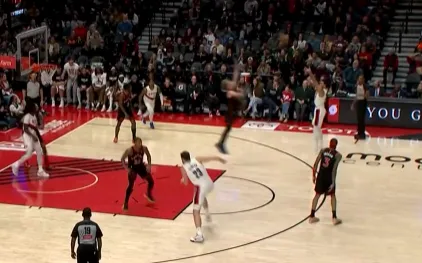 b体育app-卡马拉命中本场个人第4记三分，开拓者第三节追平比分