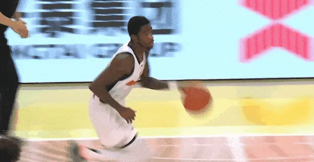 b体育-萨姆纳快攻上篮造成干扰球打成2+1，广东落后13分追至2分