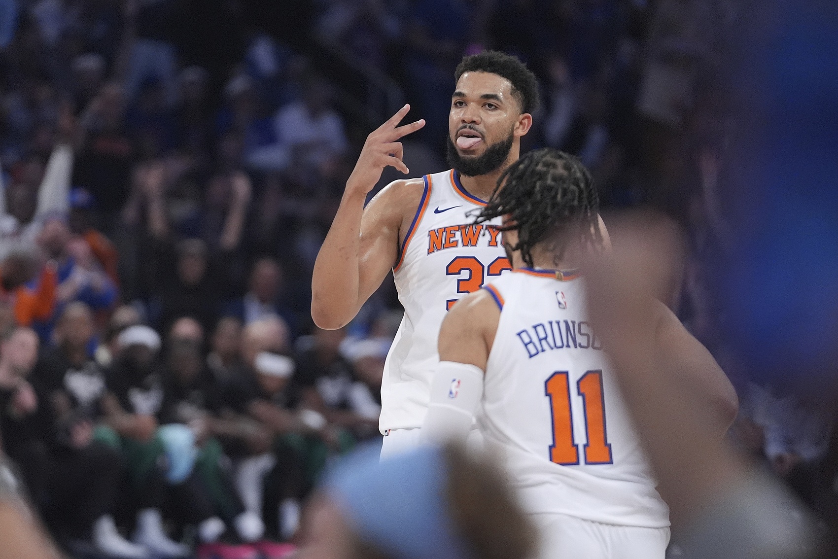 b体育-张佳玮：当下尼克斯像1辆配件齐全但慢热的车 勇士又是输人不输阵