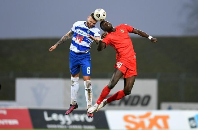 b体育-上港中卫新援浮出水面 曝谈判入尾声关键在转会费