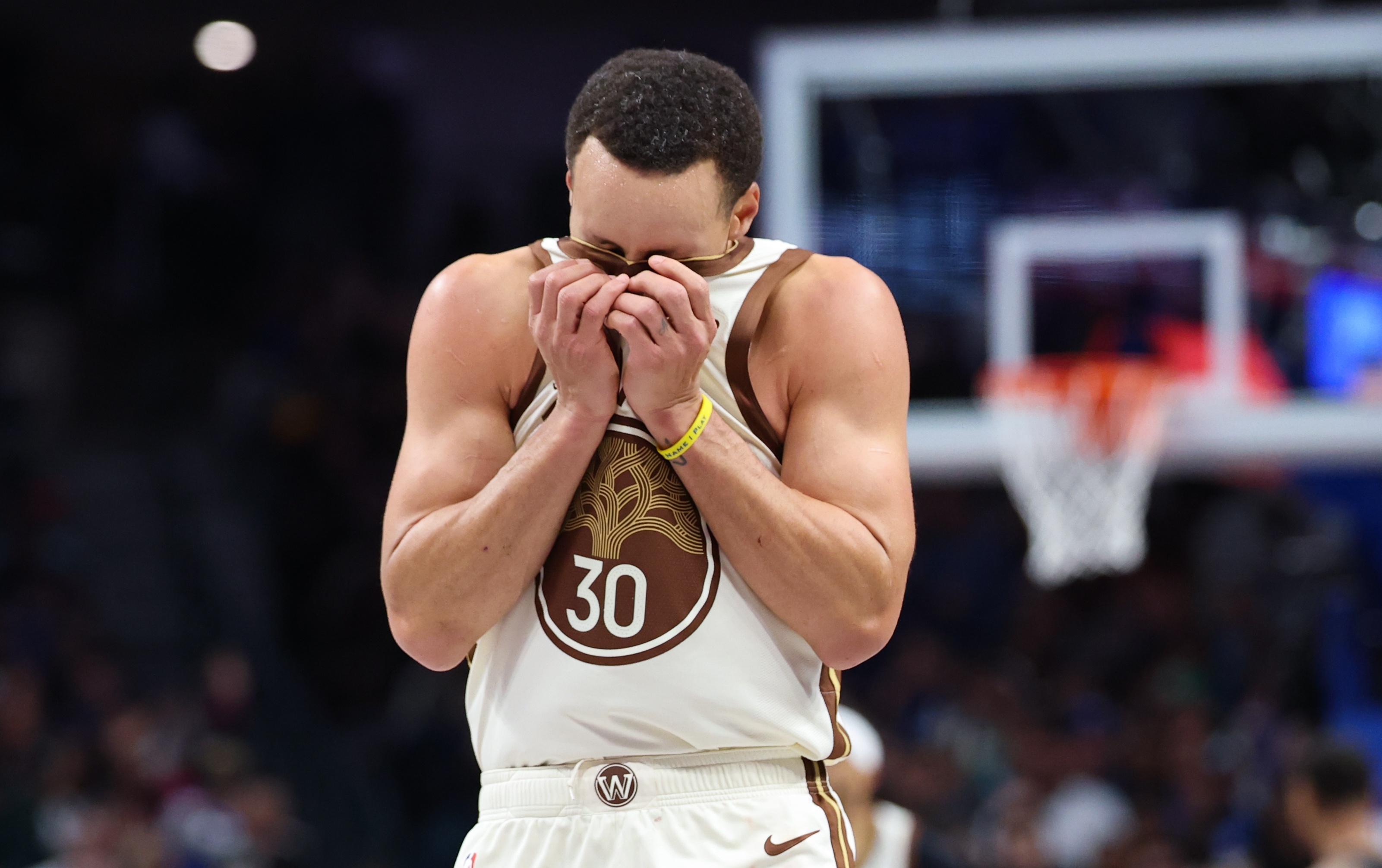 bsport体育娱乐官网入口-库里复出毫无益处!勇士图啥?为首轮游而毁掉抢字母哥的底牌?